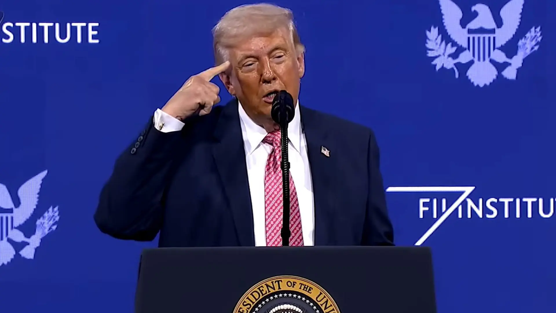 
         Trump asegura que está pensando "seriamente" en sacar a EEUU de la OTAN: "Es un tigre de papel" 
    