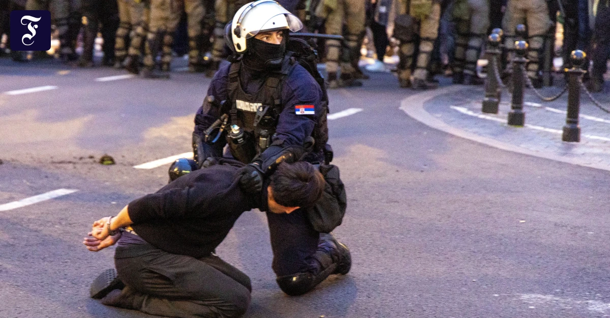 SERBIEN: Studenten und Polizei geraten aneinander