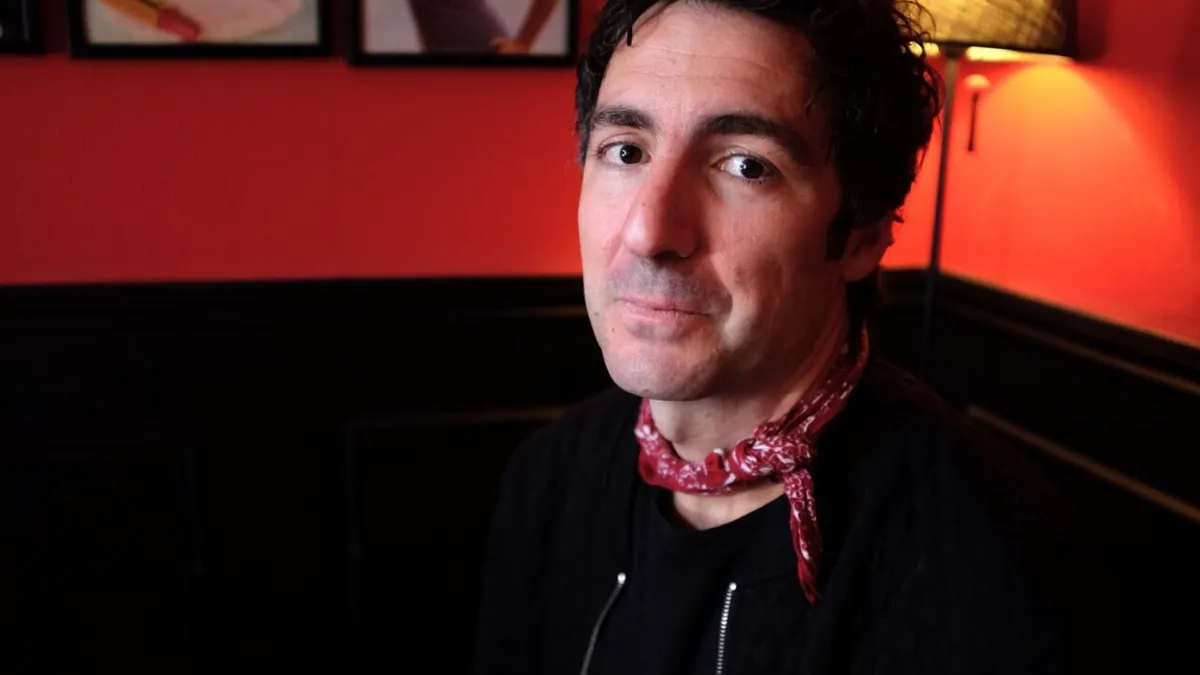 Le réalisateur allemand Ilker Çatak en un mot, un geste et un silence