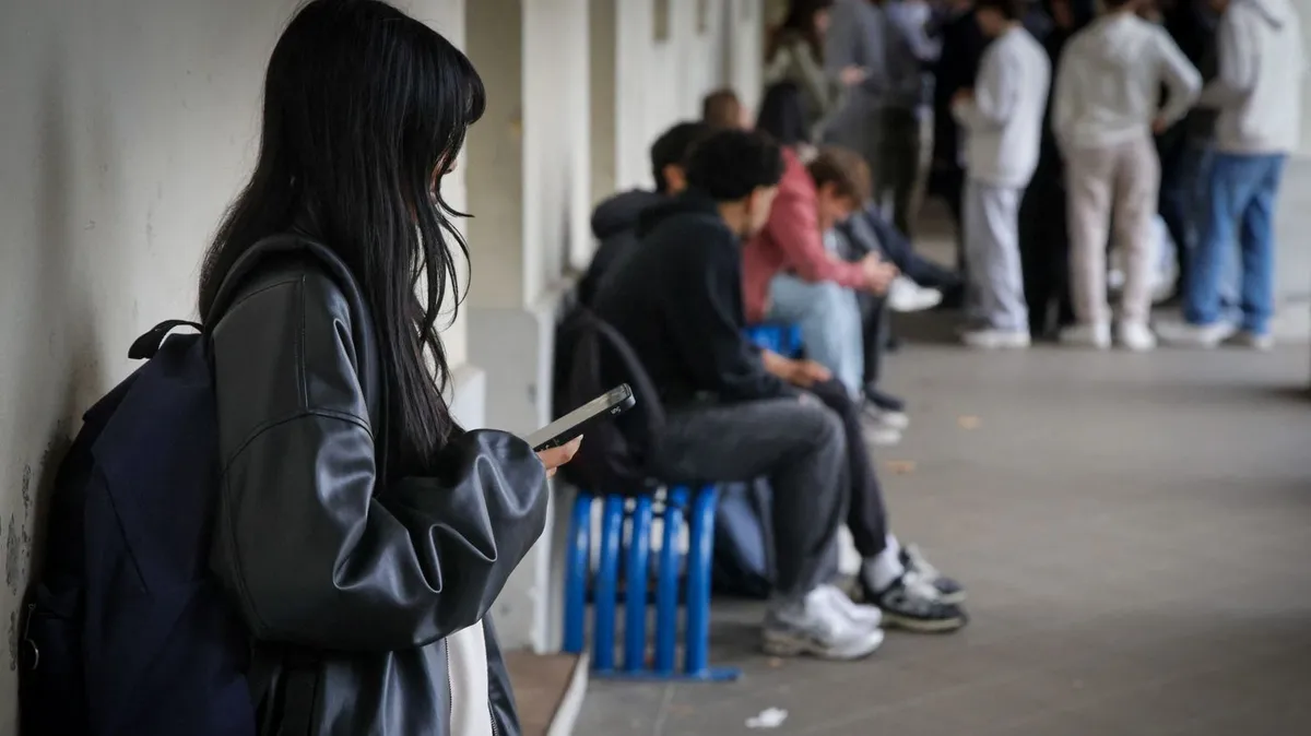 Le Sénat vote l'interdiction du téléphone portable au lycée, avec le soutien du gouvernement