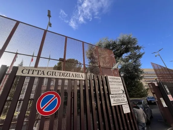 Diez años de cárcel para una enfermera y su amante por agresión sexual: ella drogaba y violaba a su hijo y le enviaba a él los vídeos