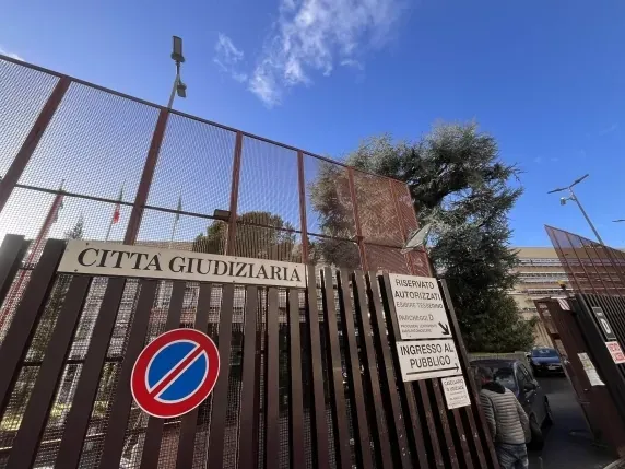 Diez años de cárcel para una enfermera y su amante por agresión sexual: ella drogaba y violaba a su hijo y le enviaba a él los vídeos