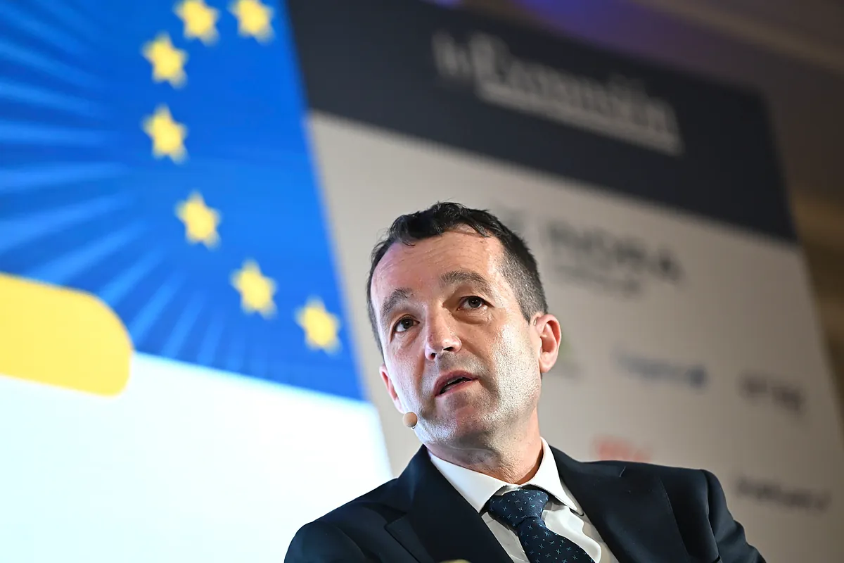 Ángel Escribano dimite como presidente de Indra por la presión del Gobierno, que propone a Ángel Simón como alternativa