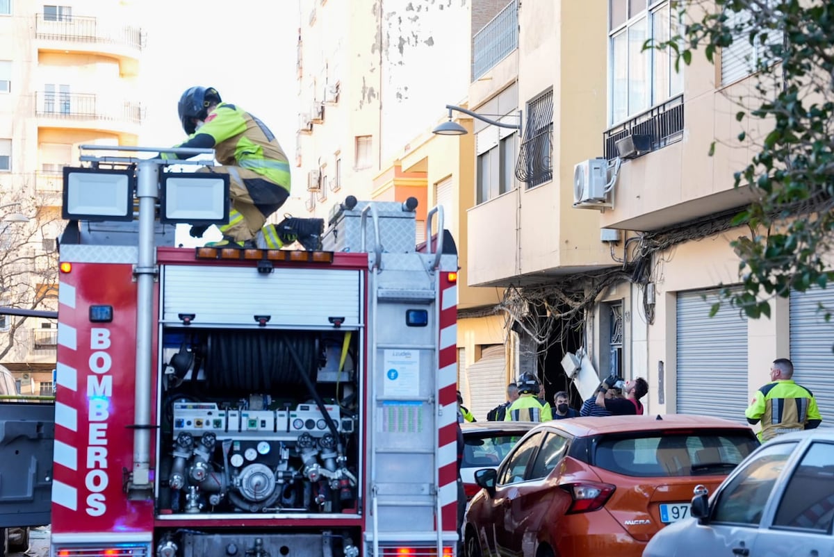 Un muerto y tres heridos por la deflagración y el incendio en una cafetería de Almería