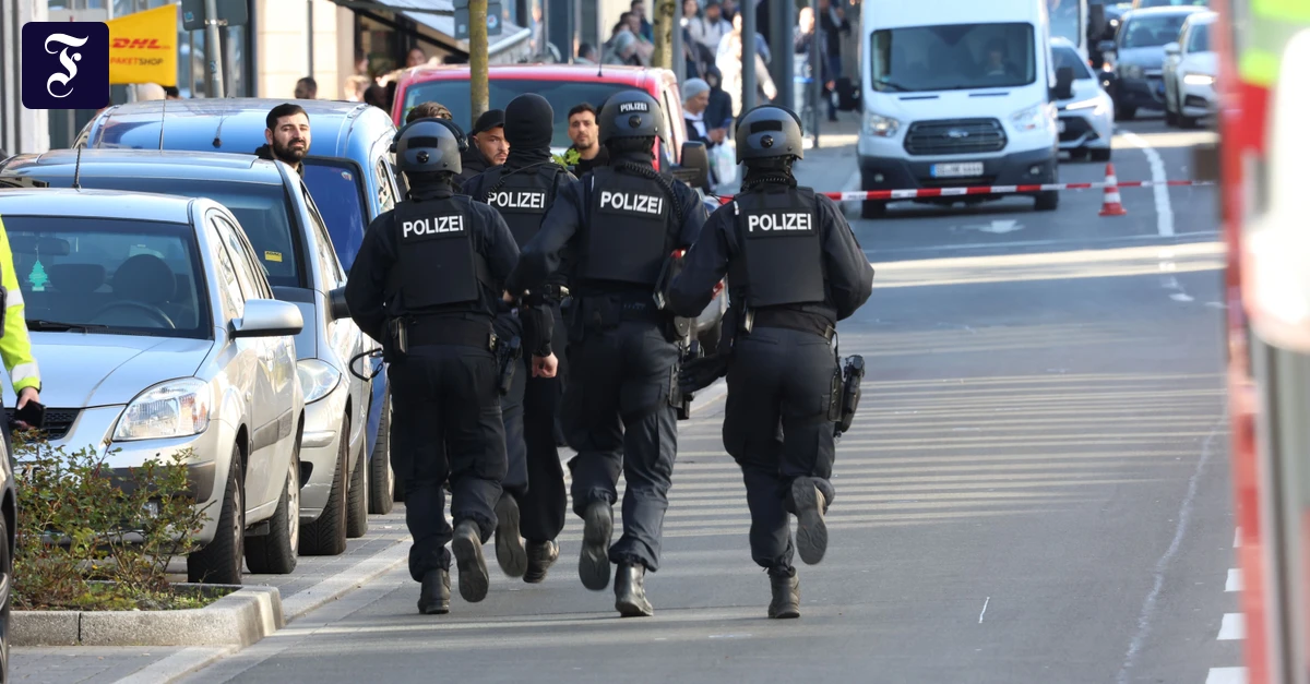 Polizei-grosseinsatz: Zwei Männer in Solingen mit Messer lebensgefährlich verletzt