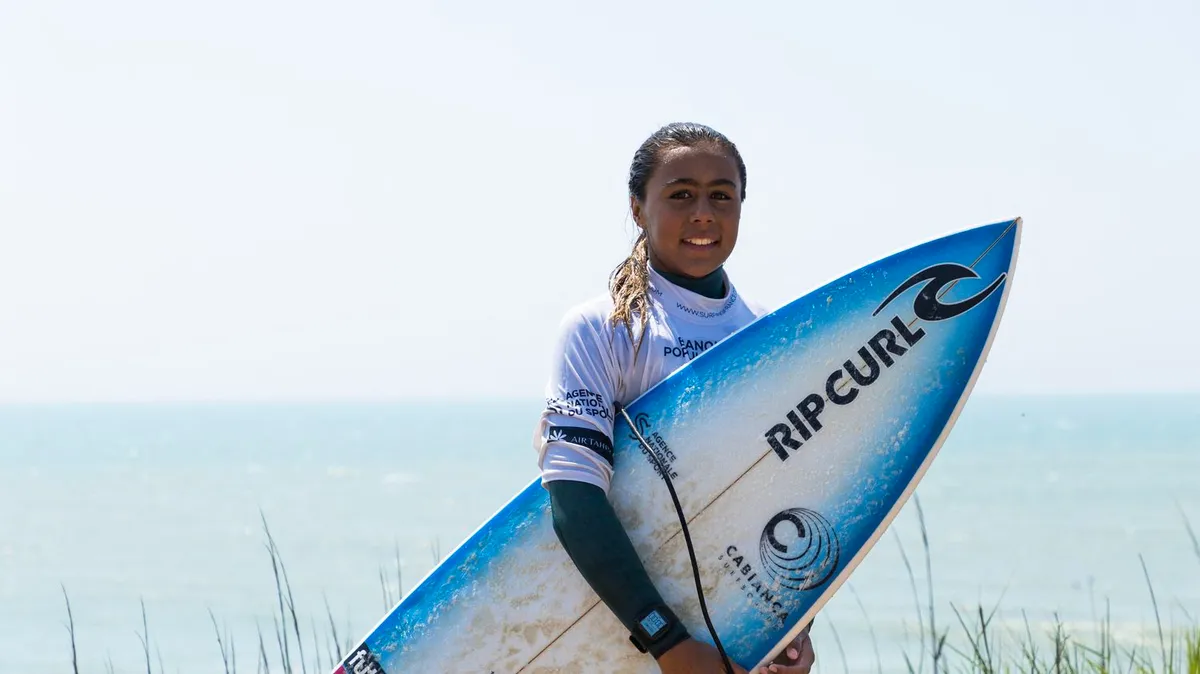 "C'est une énorme marche vers mon rêve" : Tya Zebrowski, la nouvelle pépite française du surf, fait son entrée parmi l'élite