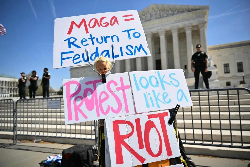 Trump se topa con el recelo del Supremo en su intento de limitar la ciudadanía a indocumentados