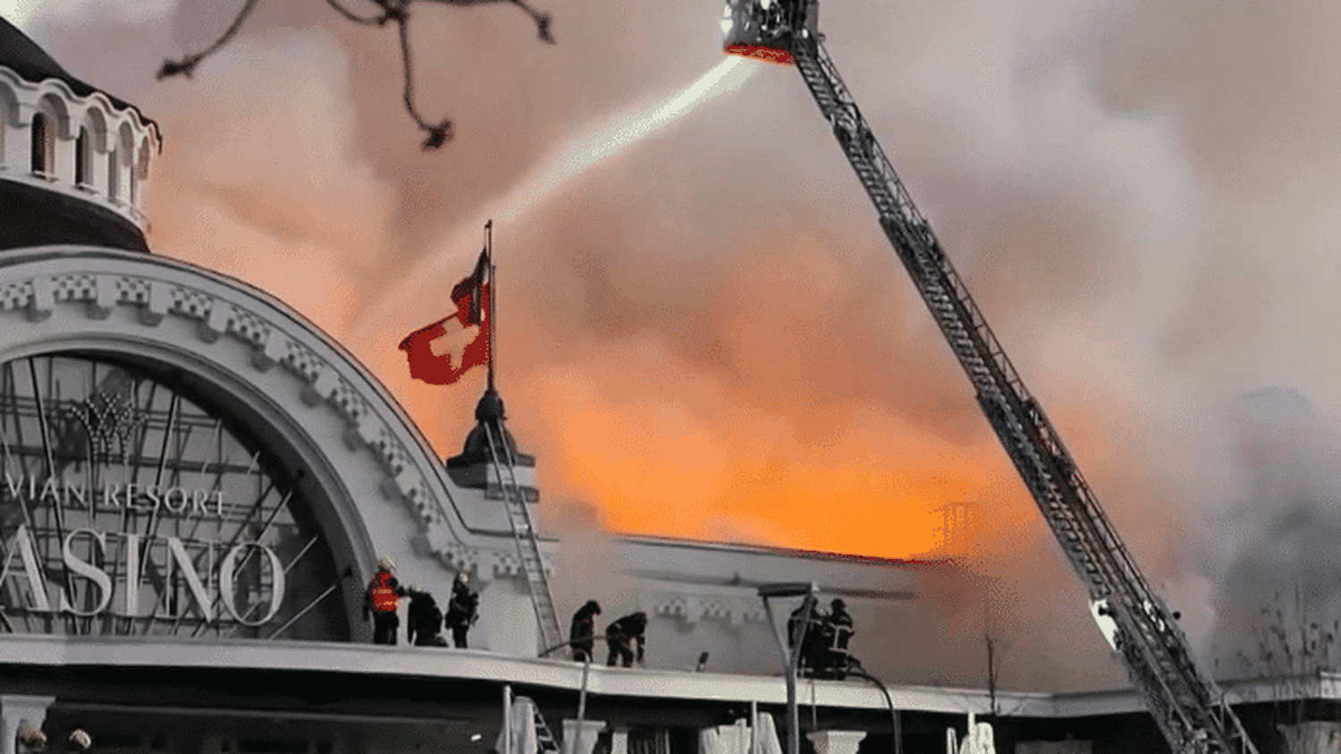 "On avait l'impression que tout allait brûler" : ravagé par les flammes, le casino d'Évian est en partie détruit