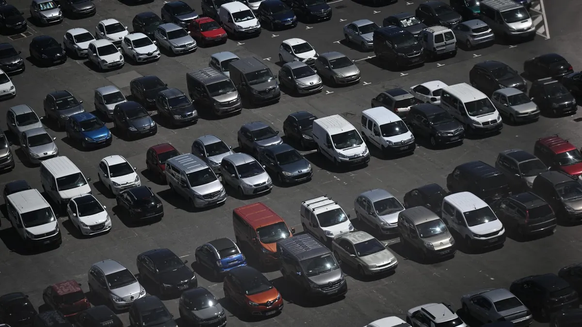 "La cible de 40% de véhicules électriques en 2027 ne sera vraisemblablement pas atteinte": la Cour des comptes appelle à recentrer les aides à l'achat automobile sur les ménages modestes