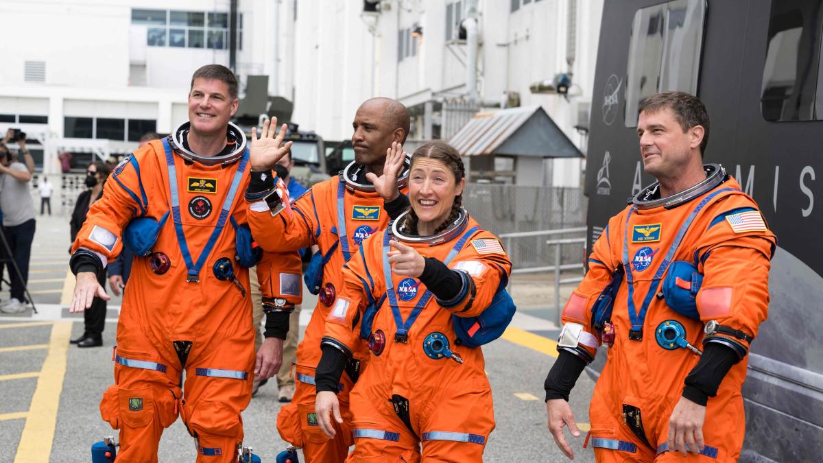 
          La NASA lanza la misión Artemis II que viajará alrededor de la luna
      