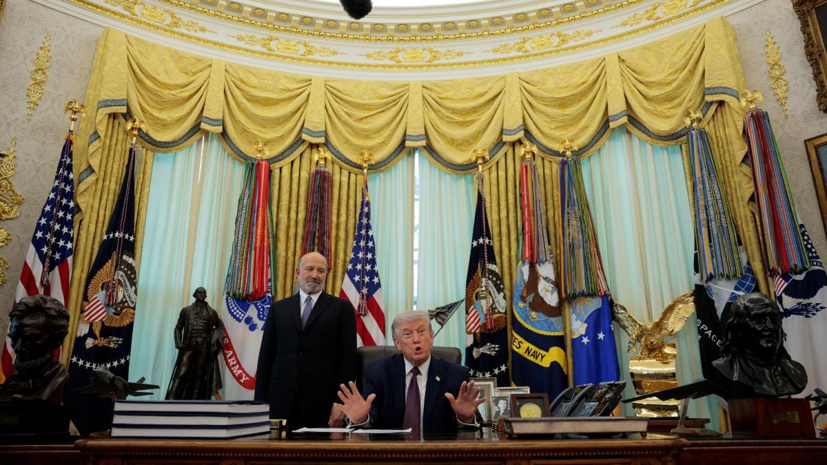 
               Trump asegura que Irán pide un alto el fuego y Teherán lo niega
           