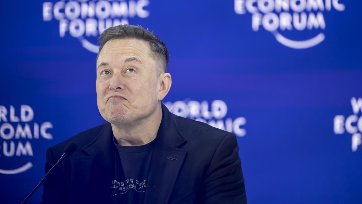 
                     SpaceX de Elon Musk da el primer paso hacia la mayor salida a bolsa de la historia
                 