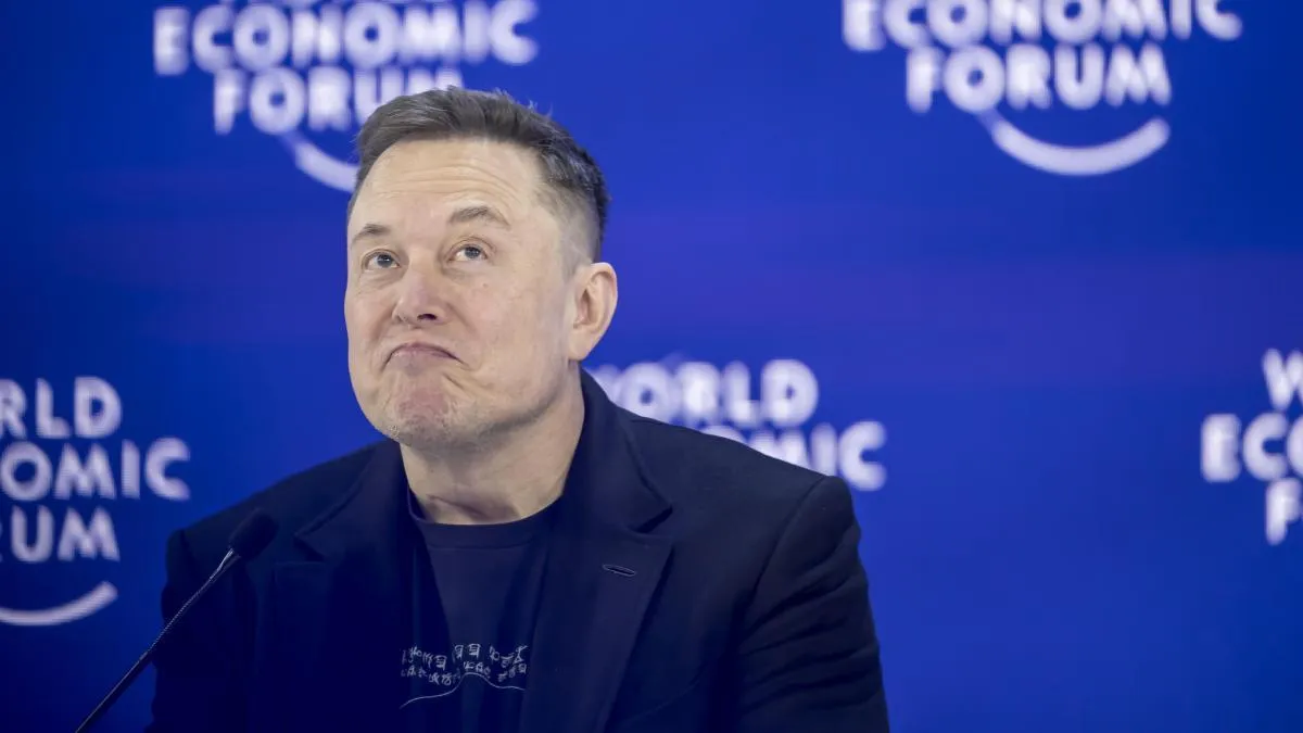 
                     SpaceX de Elon Musk da el primer paso hacia la mayor salida a bolsa de la historia
                 