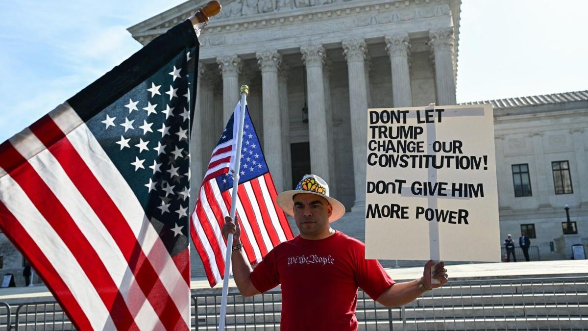 
                      El Supremo se inclina a rechazar los límites de Trump a la ciudadanía por nacimiento
                  