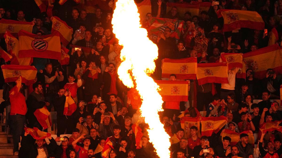 
                       ¿Quién originó el cántico racista en Cornellà y cómo 20.000 personas pudieron corearlo?
                   