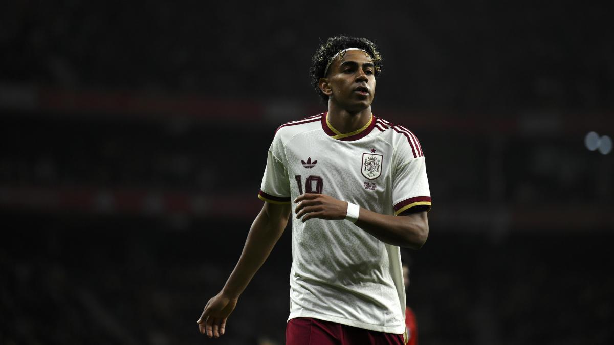 
                        Lamine Yamal, sobre los cánticos en Cornellà: “Es una falta de respeto y algo intolerable”
                    