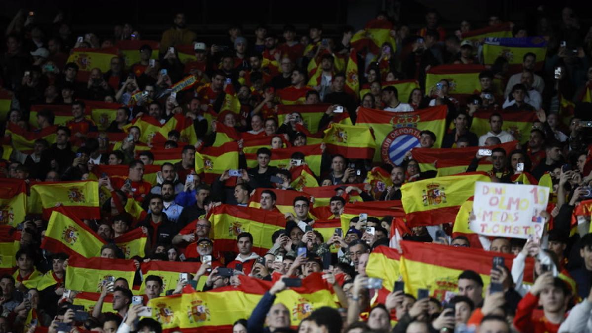 
                         Los precedentes exponen a España a una multa y a un posible partido a puerta cerrada por el “musulmán el que no bote” del RCDE Stadium
                     