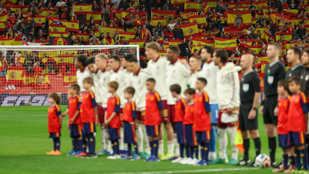 
                          El Gobierno pide a la Fiscalía que investigue los cánticos racistas en el RCDE Stadium
                      