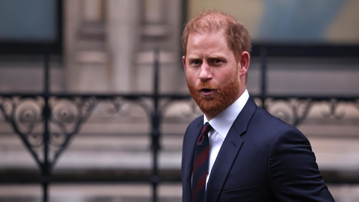 
                                         Filtrados mensajes íntimos entre el príncipe Enrique y una periodista del 'Mail on Sunday': “Echo de menos nuestros arrumacos”
                                     