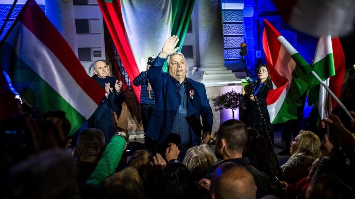 
                                                                      Orbán recrudece la campaña electoral en Hungría por los sondeos adversos
                                                                  
