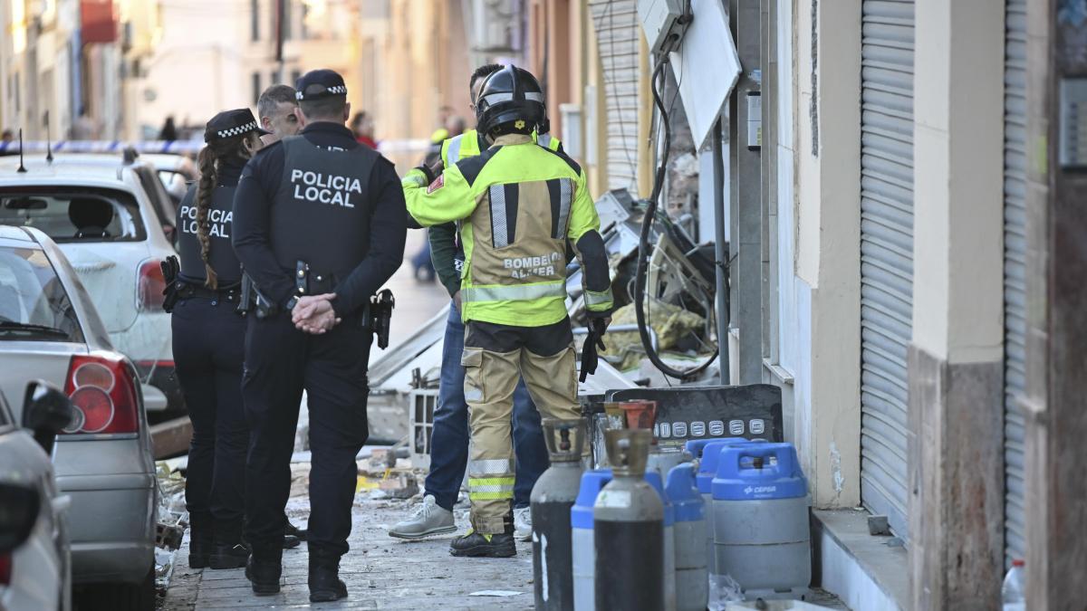 
                                                                                          Un muerto y tres heridos por una gran explosión en un bar próximo a la Plaza de Toros de Almería
                                                                                      