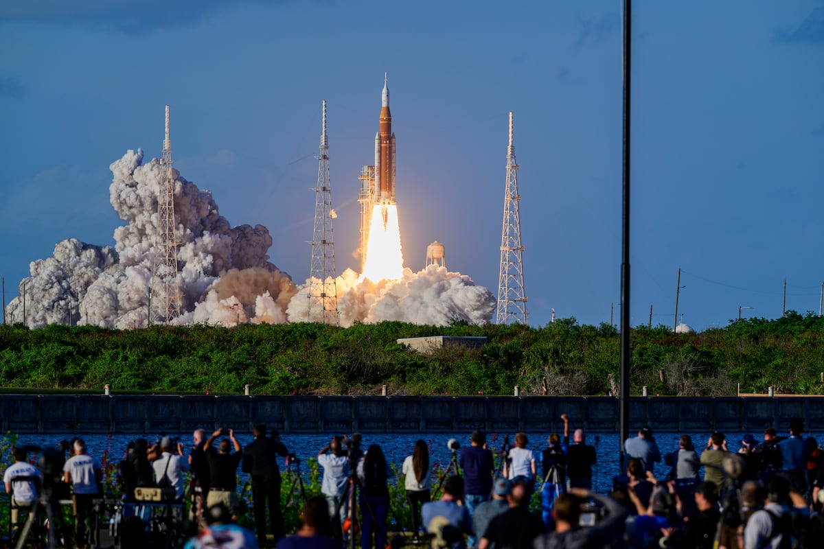 El cohete tripulado más potente lanza a los cuatro astronautas de Artemis 2 hacia un viaje histórico