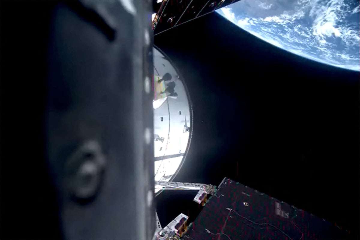 Los astronautas siguen adelante con la misión a pesar de una pérdida de comunicación y problemas con el retrete