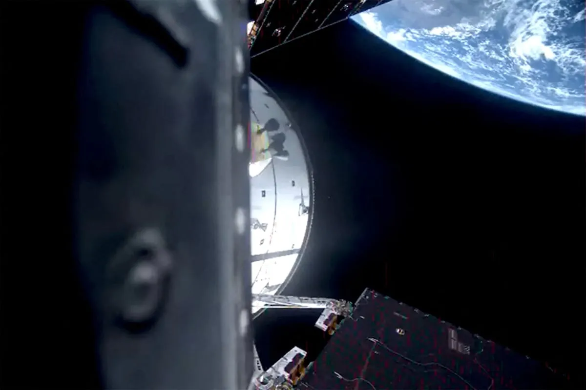 Los astronautas siguen adelante con la misión a pesar de una pérdida de comunicación y problemas con el retrete