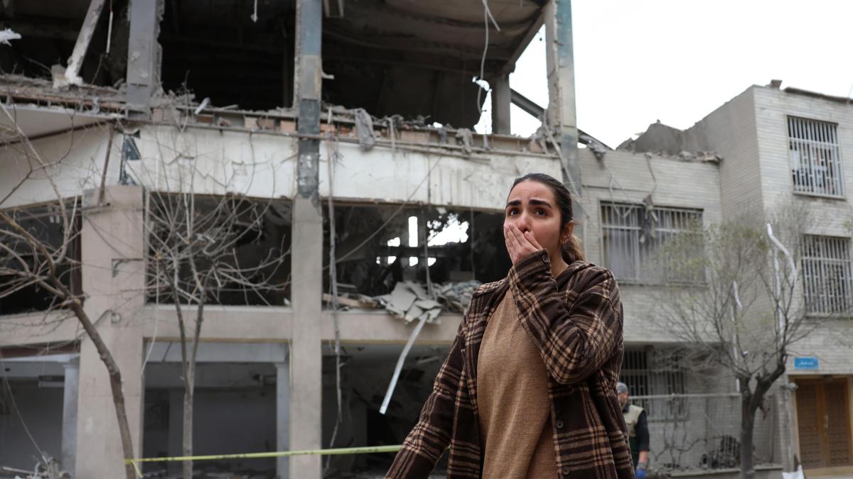 
              Irán ataca Israel después de que Trump dijera que Teherán está militarmente “diezmado”
          