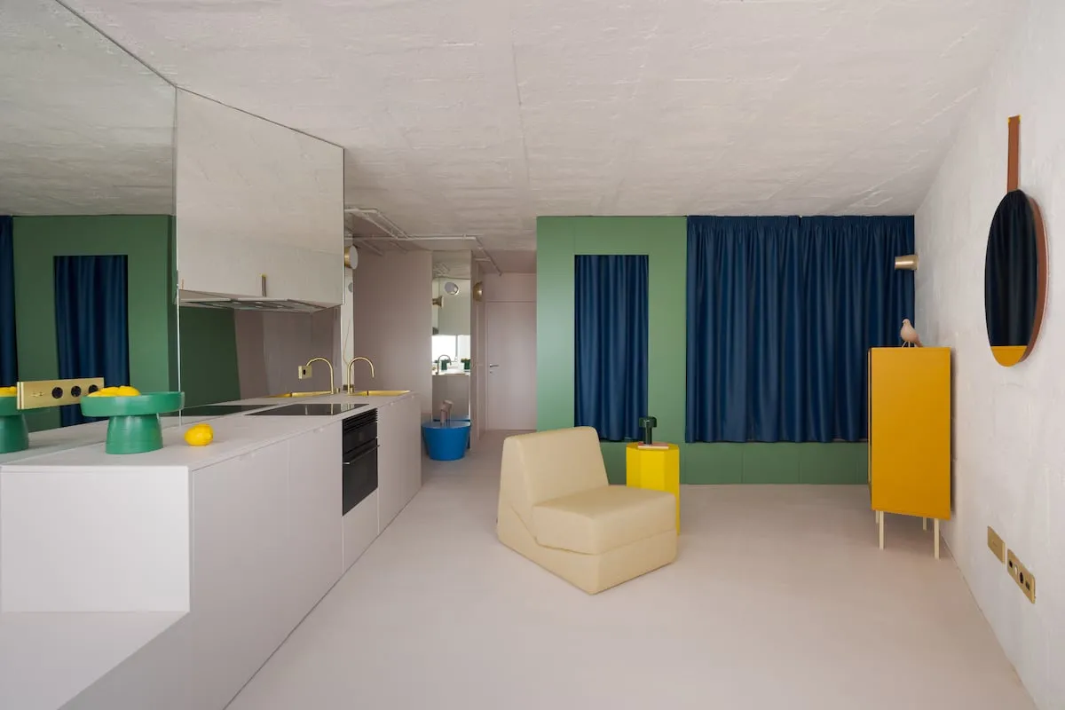 Con la bañera en el salón y el Atlántico dentro de casa: la singular reforma de un minúsculo apartamento de Las Palmas