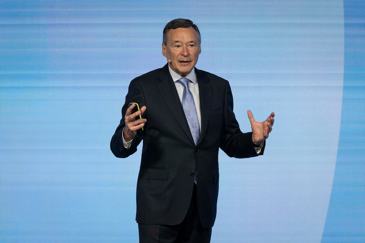 Indra nombra presidente no ejecutivo a Ángel Simón y asciende a De los Mozos a “primer” directivo