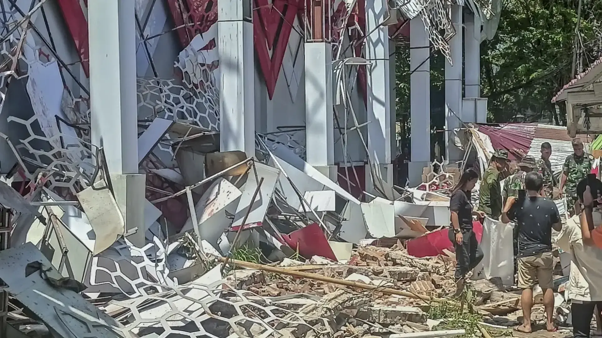 
         Un terremoto de magnitud 7,4 sacude Indonesia y deja al menos un muerto 
    