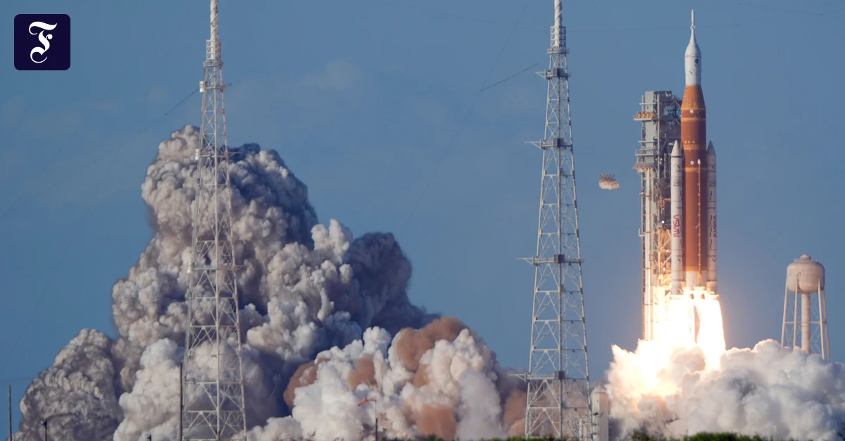 Historischer Flug zum MOND: Rakete von Mondmission Artemis 2 gestartet