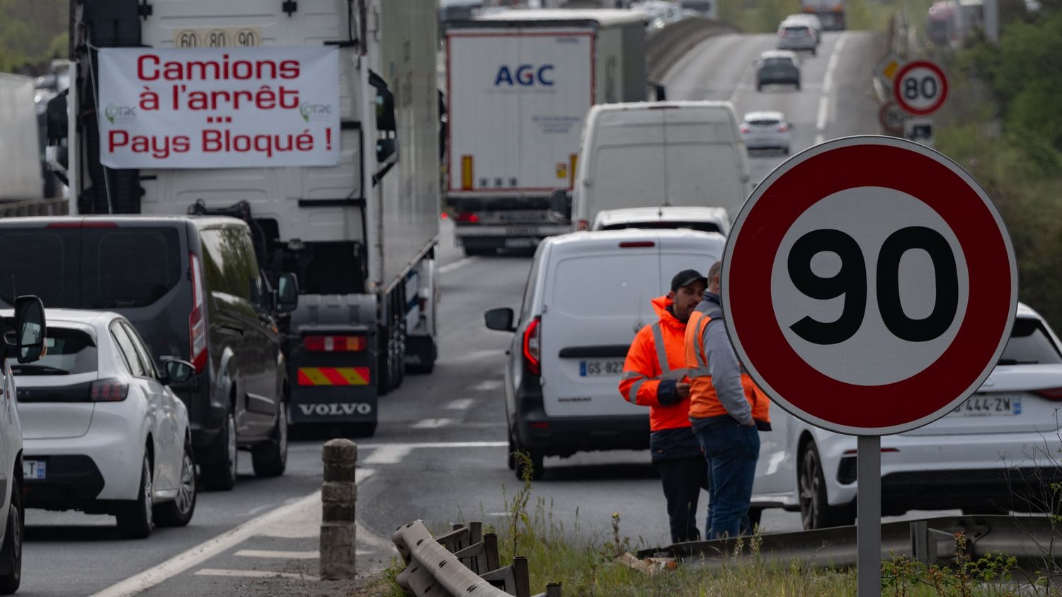 Les représentants des routiers suspendent leurs actions escargot après des "avancées" dans les négociations sur la hausse des carburants