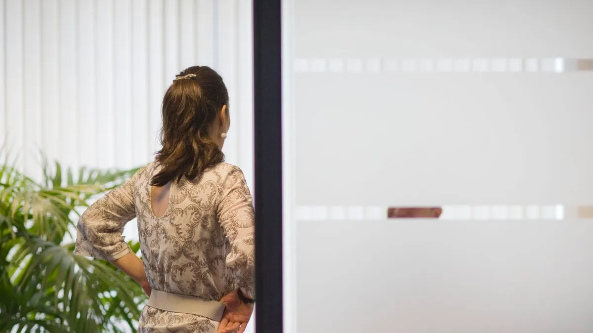 "On n'imagine pas qu'une femme puisse assumer du pouvoir" : qu'est-ce que le "glass cliff", ce mécanisme qui mène les femmes à des postes importants lors de situations de crise ?