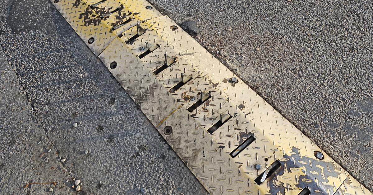 Sur le parking de cette boulangerie, une herse anti-recul crève les pneus de ceux qui roulent à contresens