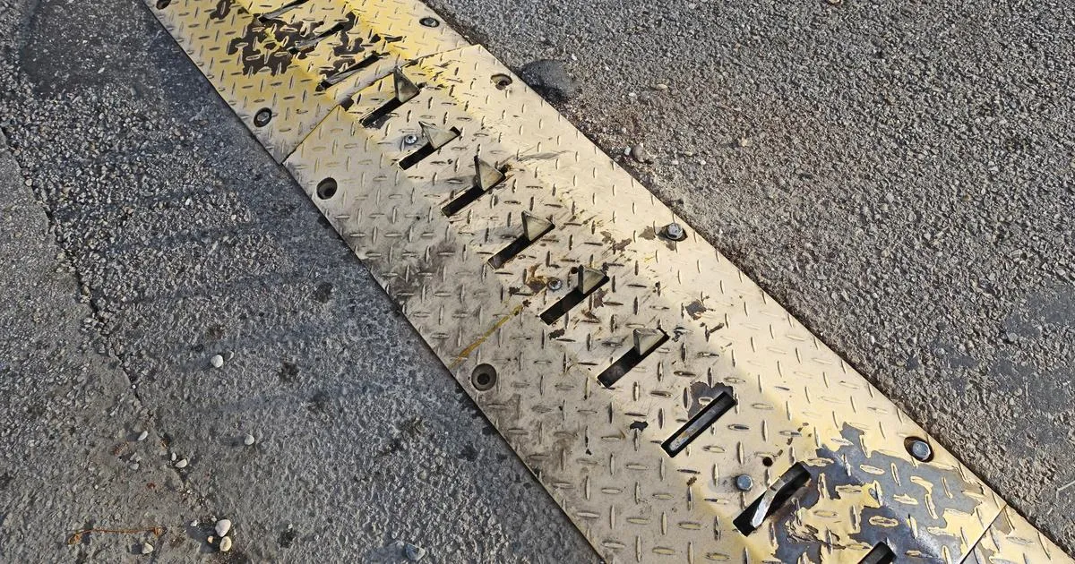 Sur le parking de cette boulangerie, une herse anti-recul crève les pneus de ceux qui roulent à contresens