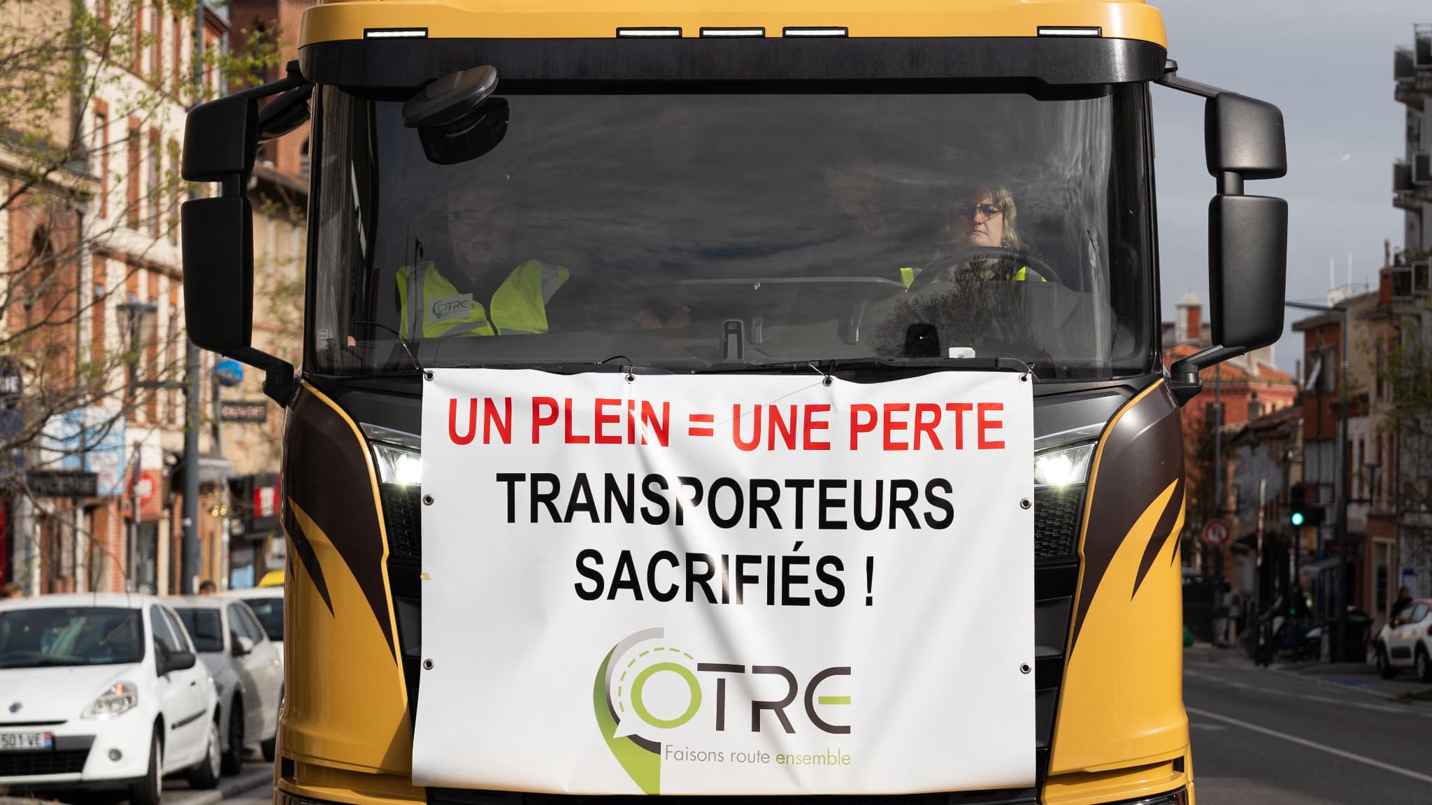 "Des avancées imparfaites mais significatives": les transporteurs routiers suspendent leurs opérations escargot après l'annonce d'aides de l'État