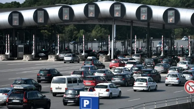 "Sur 100 euros de péage, vous payez 33% de dividendes aux actionnaires": un cabinet d'avocats s'attaque aux tarifs des péages d'autoroutes