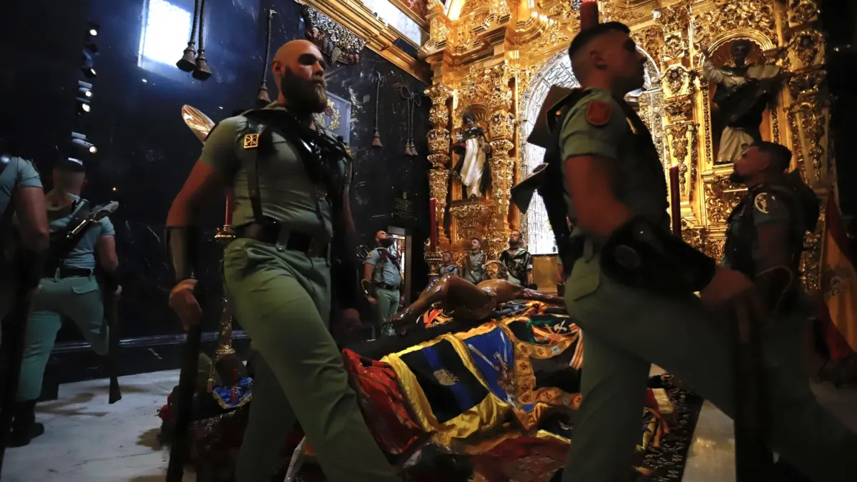 Desembarca la Legión en Málaga para portar a hombros a Cristo ante miles de personas