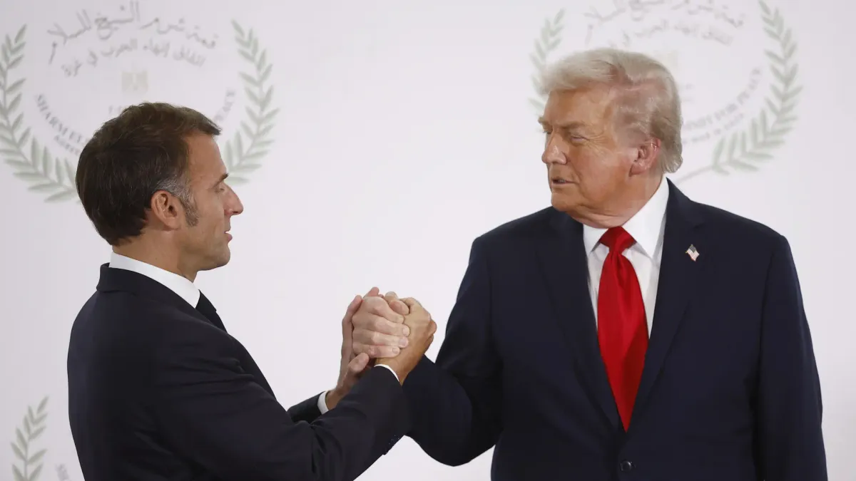 
         Trump se burla de Macron: "Su mujer lo trata mal, aún se recupera del derechazo en la mandíbula" 
    