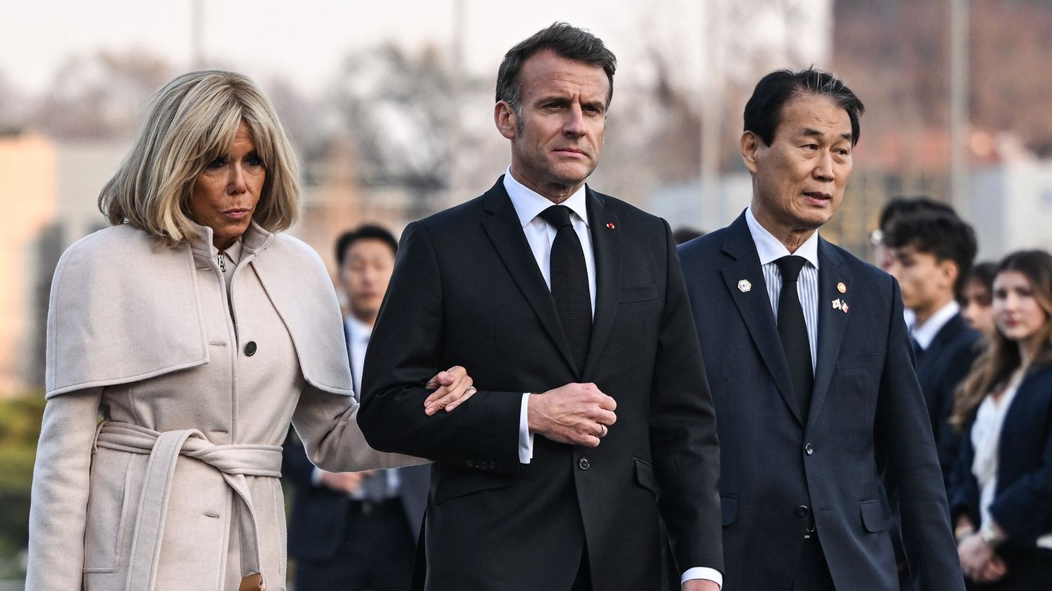 "Ces propos ne sont ni élégants ni à la hauteur" : Emmanuel Macron répond à Donald Trump qui s'était moqué de son couple lors d'un dîner privé