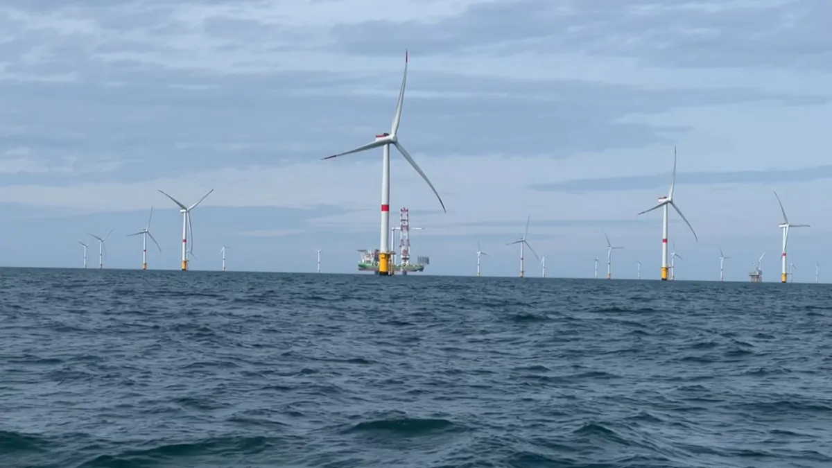 Dix nouveaux parcs d'éoliennes en mer, "évolution raisonnée" des panneaux photovoltaïques: le gouvernement annonce la relance des appels d'offres pour les énergies renouvelables