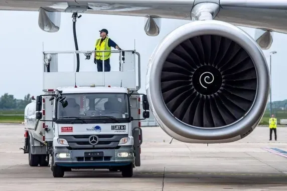 El último cargamento de queroseno para Europa llega el 9 de abril: el riesgo de vuelos cancelados este verano