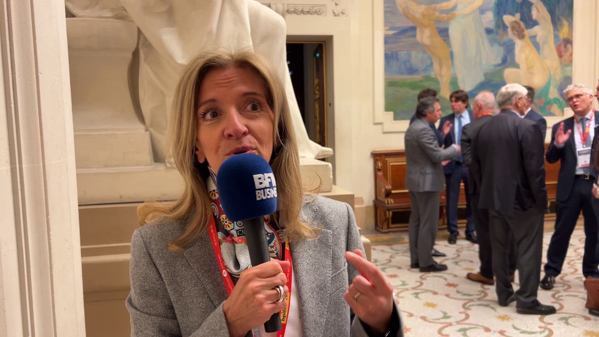 "Quand vous voyez qu'hier, le diesel était à 2,25 et on était à 2,09...": la patronne de Totalenergies France estime que le groupe "fait un énorme effort pour accompagner les Français"