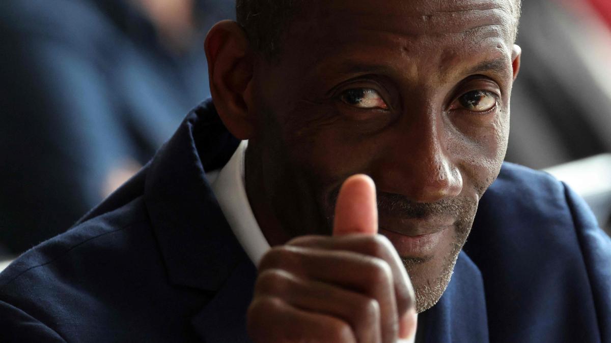 
                       Furia ultraconservadora contra el alcalde de “la nueva Francia”
                   