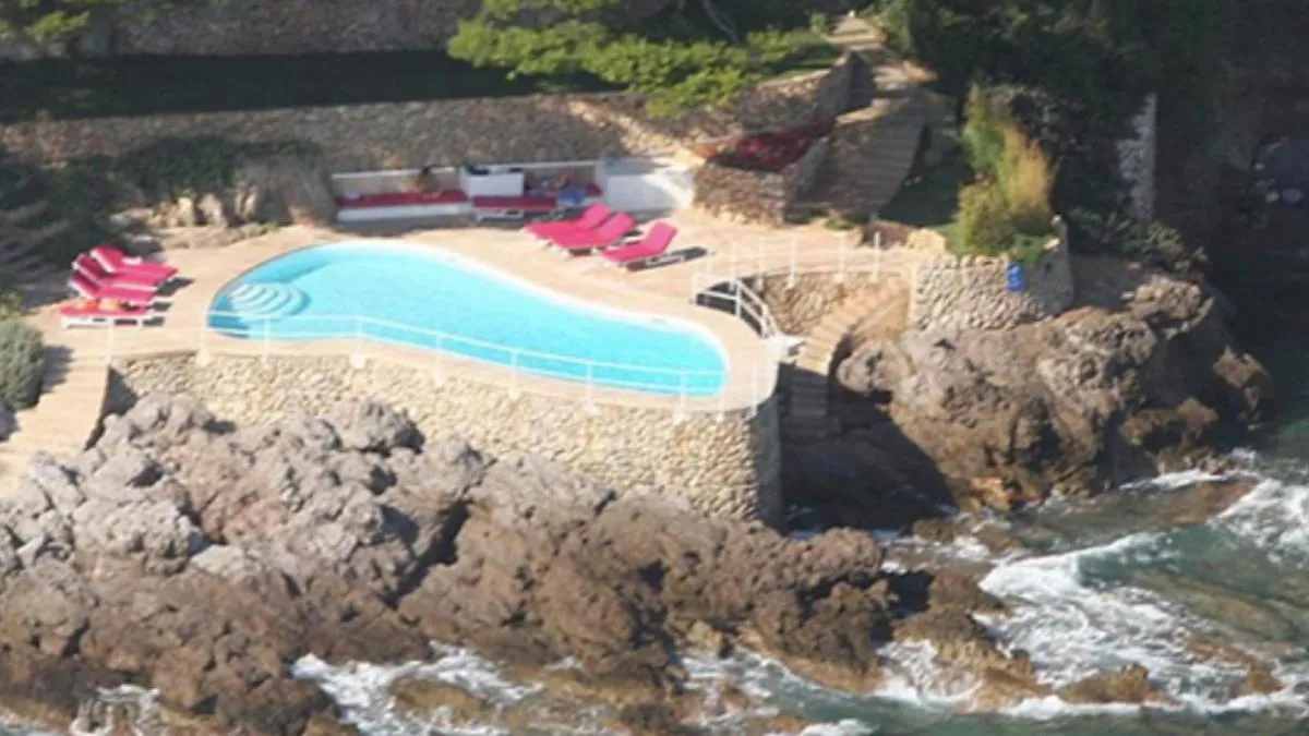 El Govern balear ordena el derribo de la piscina ilegal de Pedro J. Ramírez en Mallorca