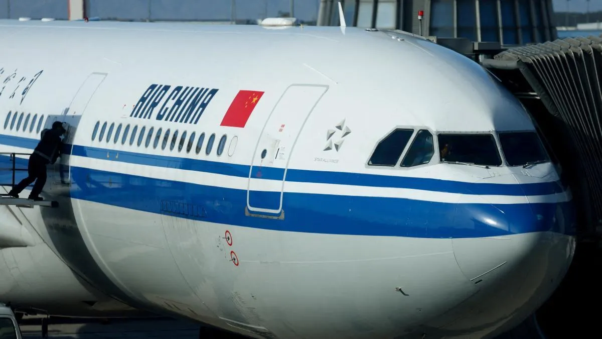 
                                                                                    Las aerolíneas chinas suben el cobro por combustible en los billetes por la guerra en Irán
                                                                                