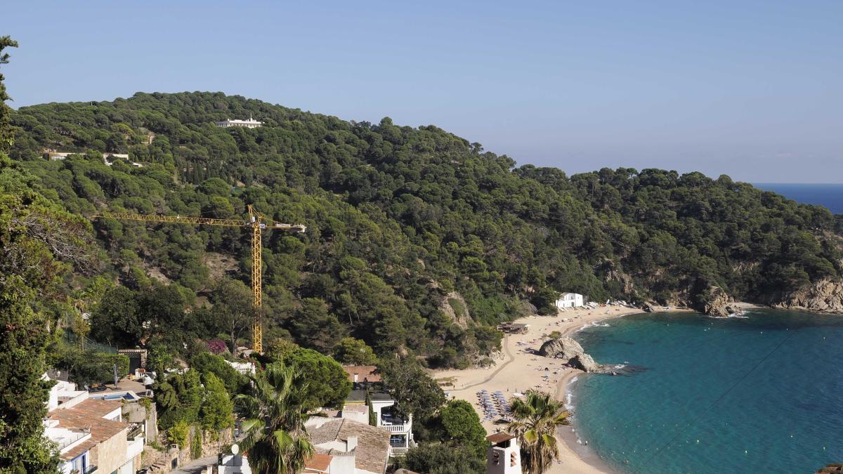
                                                                                              Lloret pacta un camino de ronda más alejado del chalet de lujo de Can Juncadella
                                                                                          