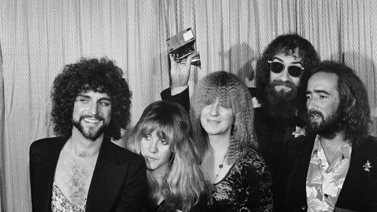 
                                                                                                                            Lindsey Buckingham, exmiembro de Fleetwood Mac, atacado por una mujer con una sustancia desconocida
                                                                                                                        
